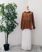 Load image into Gallery viewer, Ruffle Neck Pom Pom Top - Circle